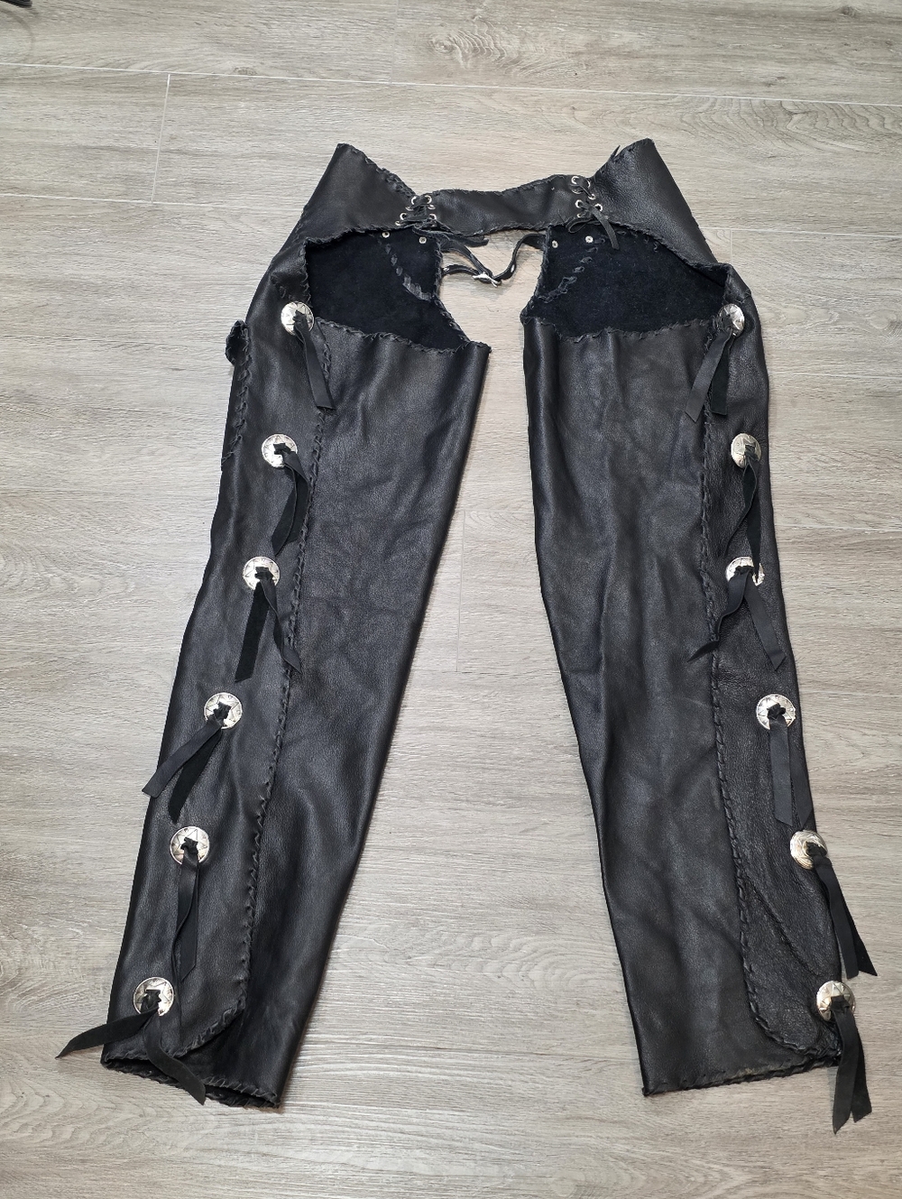 Vintage Heavy Leather Motorcycle/Cowboy Chaps Unisex Sz S-M Conchos Snaps - Picture 2 of 13
